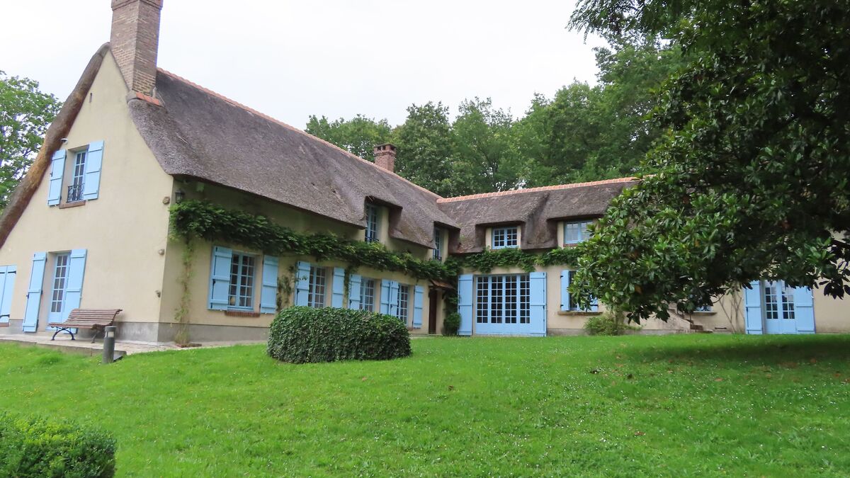 Bazoches-sur-Guyonne. Jean Monnet avait acquis sa maison du hameau de Houjarray en 1945. Il y est décédé en 1979. La demeure est aujourd'hui un musée en mémoire du père fondateur de l'Europe.